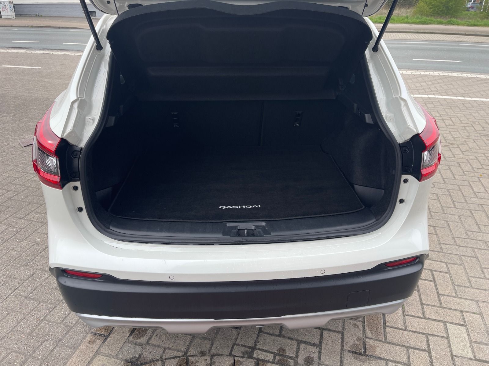 Fahrzeugabbildung Nissan Qashqai 1.3 DiG-T N-Motion AHK/360° Kamera/LED
