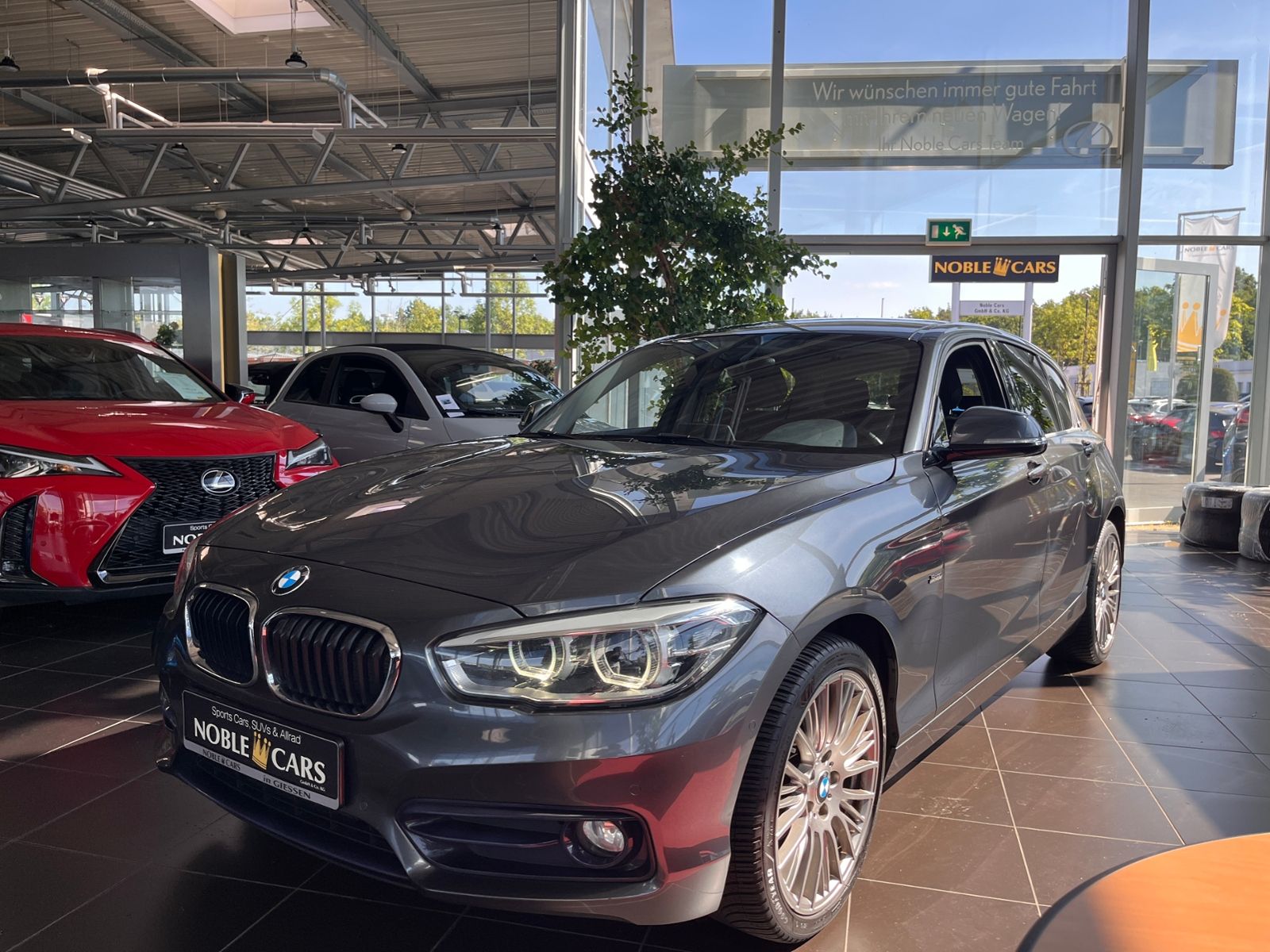 Fahrzeugabbildung BMW 118 i Sport Line KLIMA LED SHZ PDC 17"