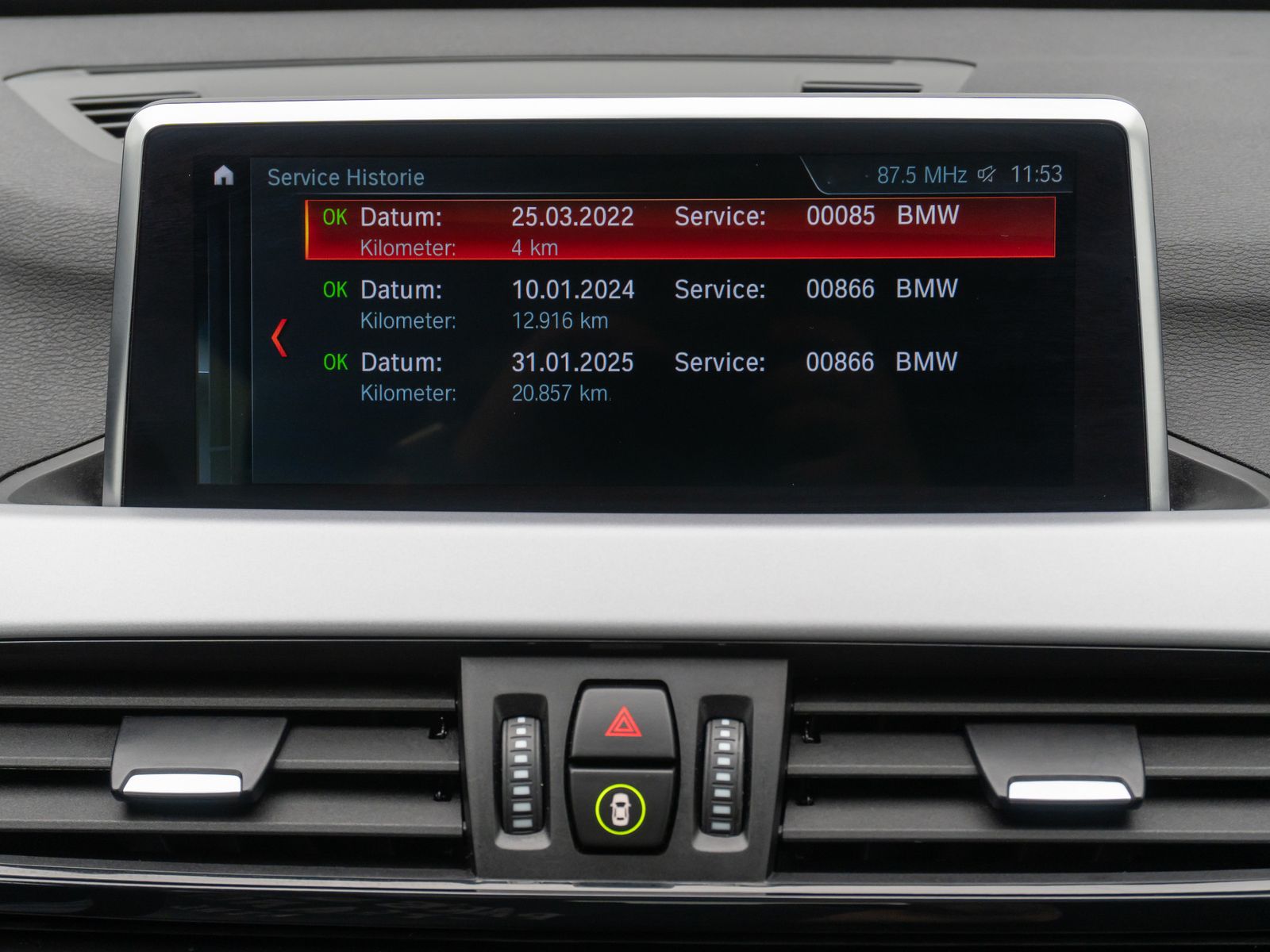 Fahrzeugabbildung BMW X1 xD18d Navi DAB Lordos GeschwindigReg Panorama