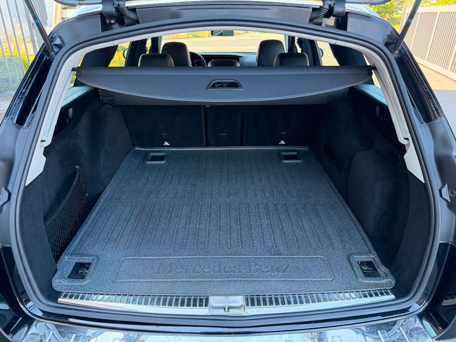 Fahrzeugabbildung Mercedes-Benz E 220d T Avantgarde+RKamera+Leder+Taxi