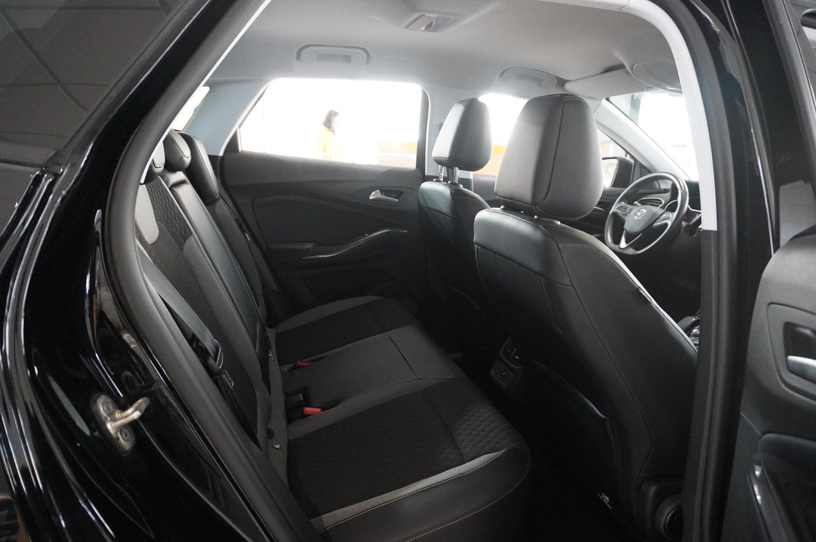 Fahrzeugabbildung Opel Grandland (X) 1.6T HYBRID NAVI/KAMERA/SH/SPORT