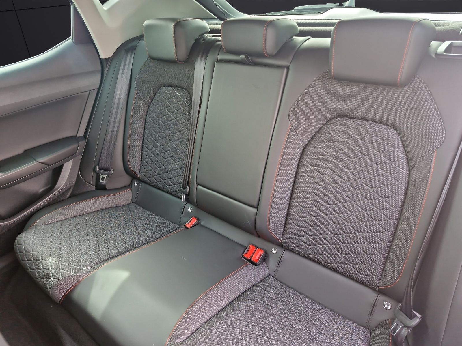 Fahrzeugabbildung SEAT Leon TSI FR LED Navi ACC Park-Assist SH LM ferti