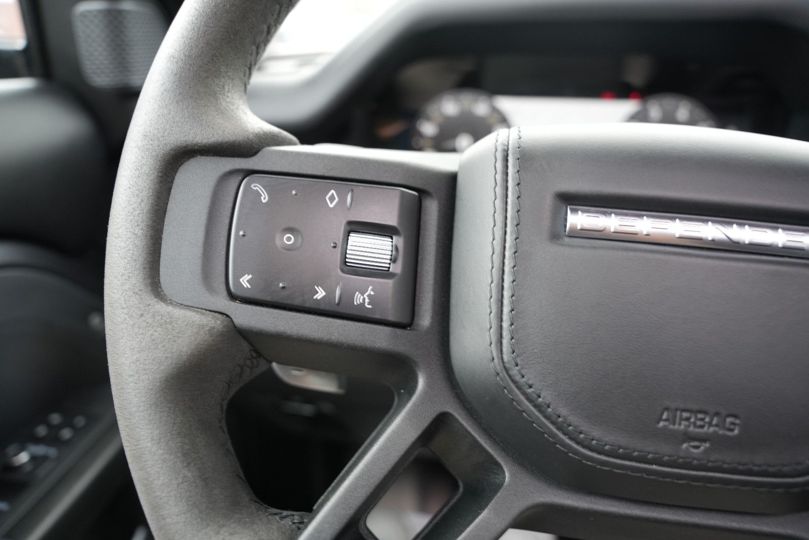 Fahrzeugabbildung Land Rover Defender 110 V8 *Panorama*HUD*Meridian*360°KAM*