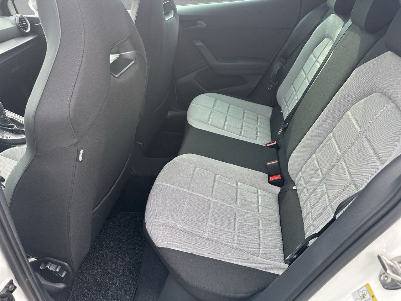 Fahrzeugabbildung SEAT Arona 1.5 TSI 110 kW FR - mit KI generiert/bearbeitet