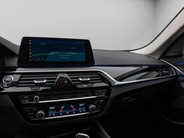 Fahrzeugabbildung BMW 520d SportLine Kamera Panorama HUD H/K AHK LED