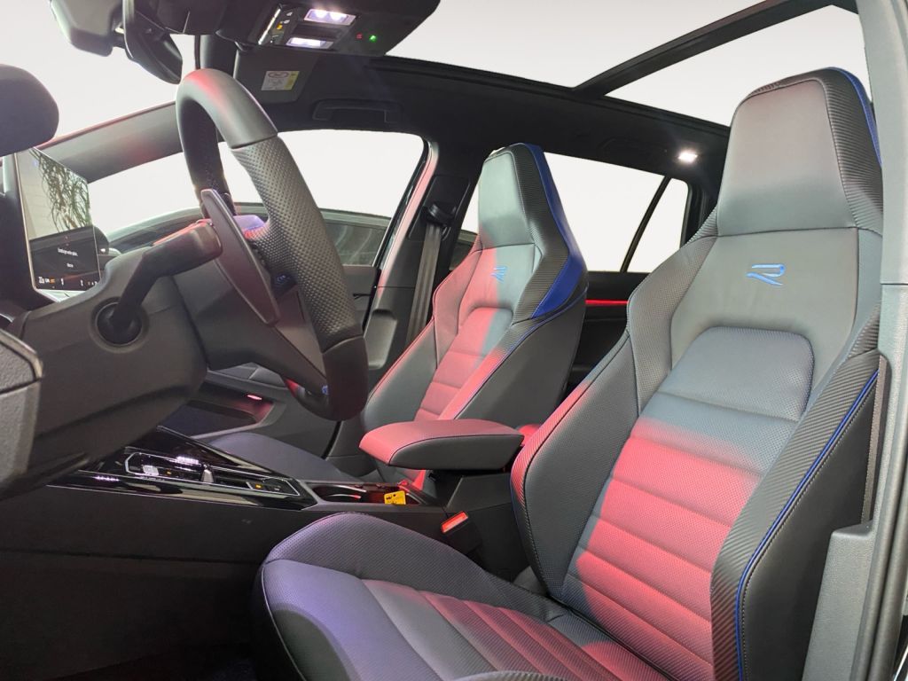 Fahrzeugabbildung Volkswagen Golf Variant R Black Style Harman Carbon VMax270