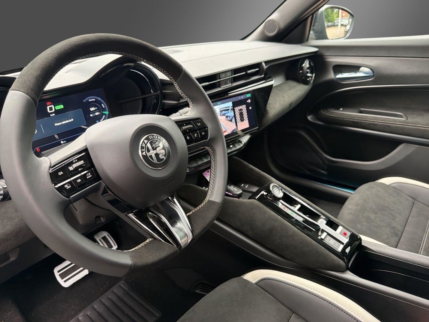 Fahrzeugabbildung Alfa Romeo Junior Elettrica Sport Speciale -Panorama-Wärmep
