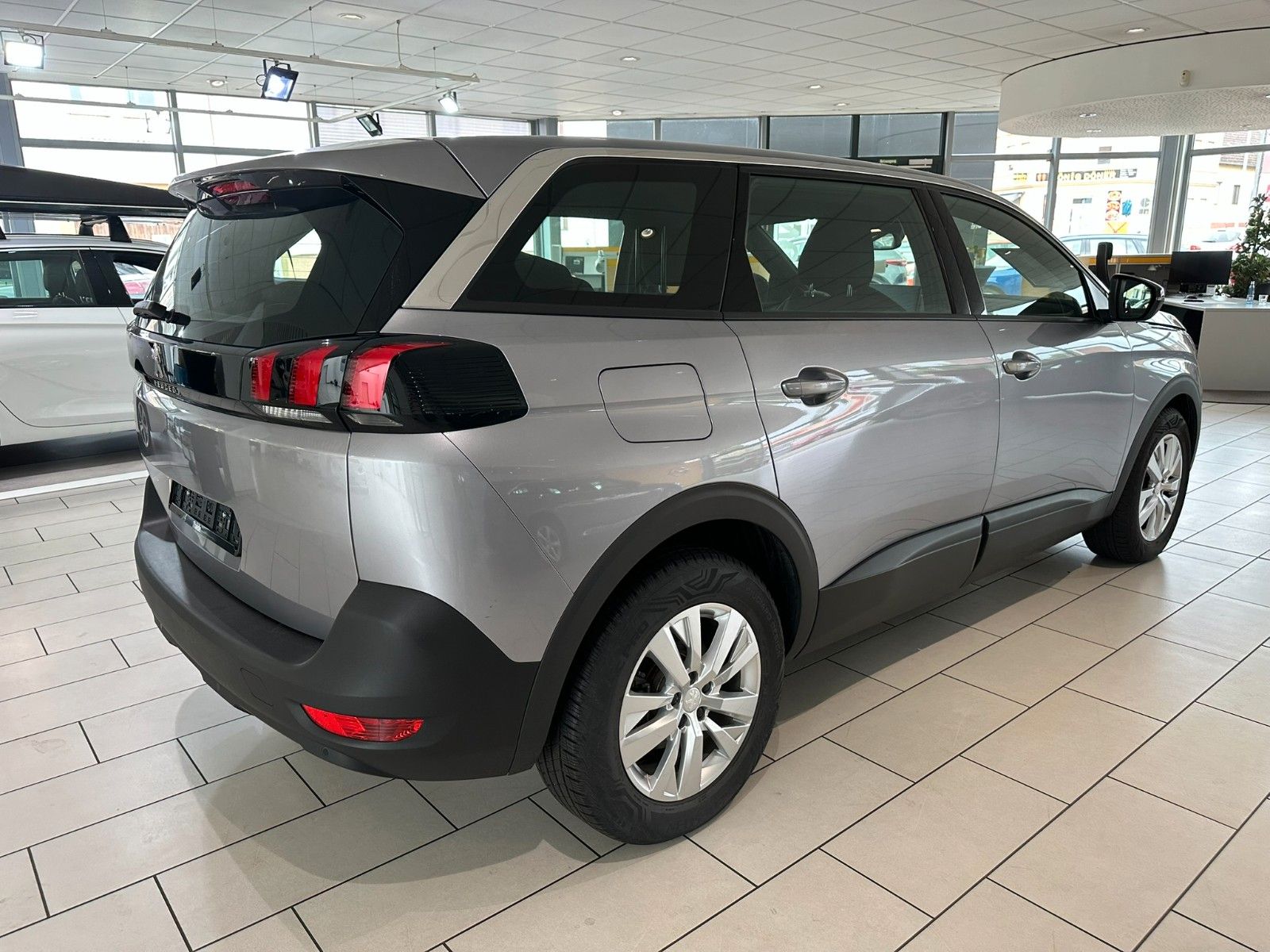 Fahrzeugabbildung Peugeot 5008 Active Pack 1.2T LED/NAVI/PDC/R'CAM/DAB+