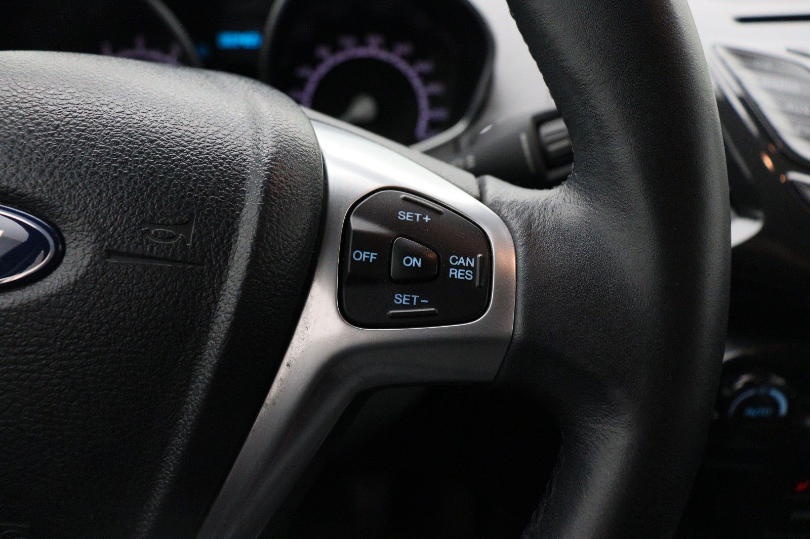 Fahrzeugabbildung Ford EcoSport 1.0 Titanium PDC TEMPO SHZ