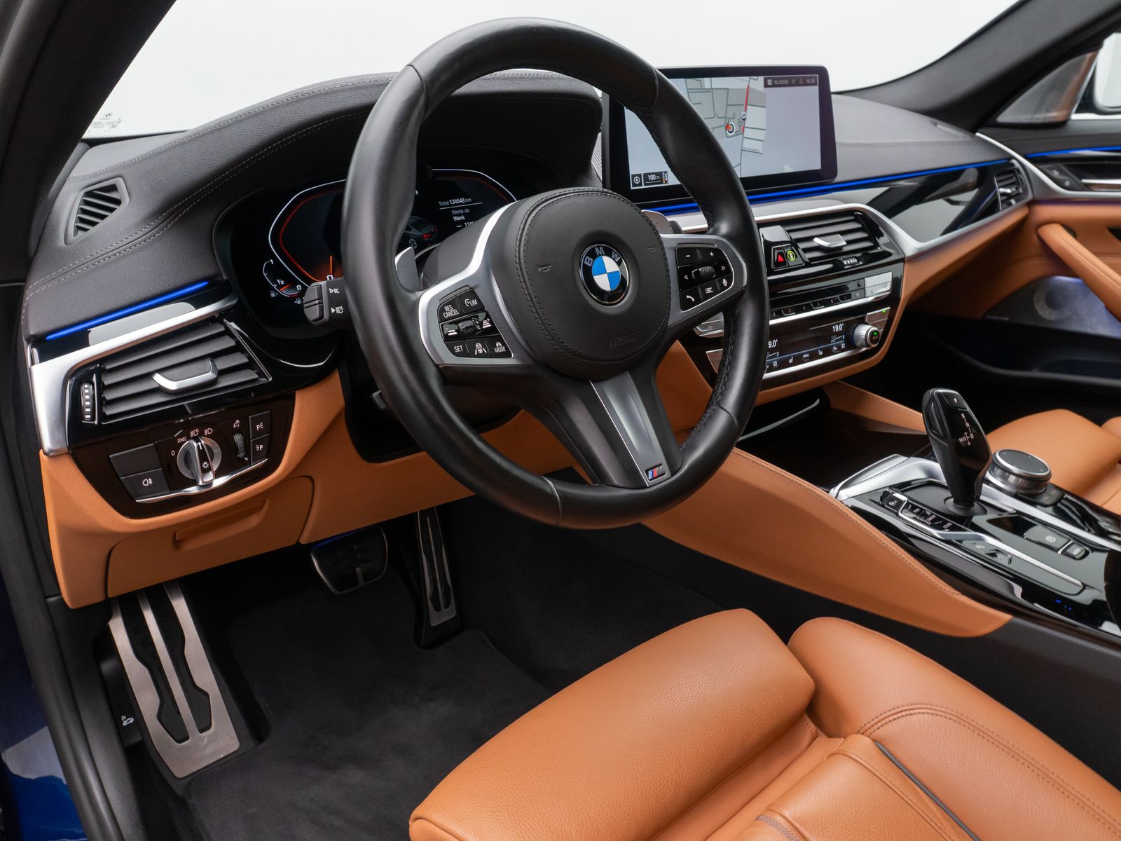 Fahrzeugabbildung BMW M550i xD B&W Laser 360°HUD DAB Komfort 20Zoll