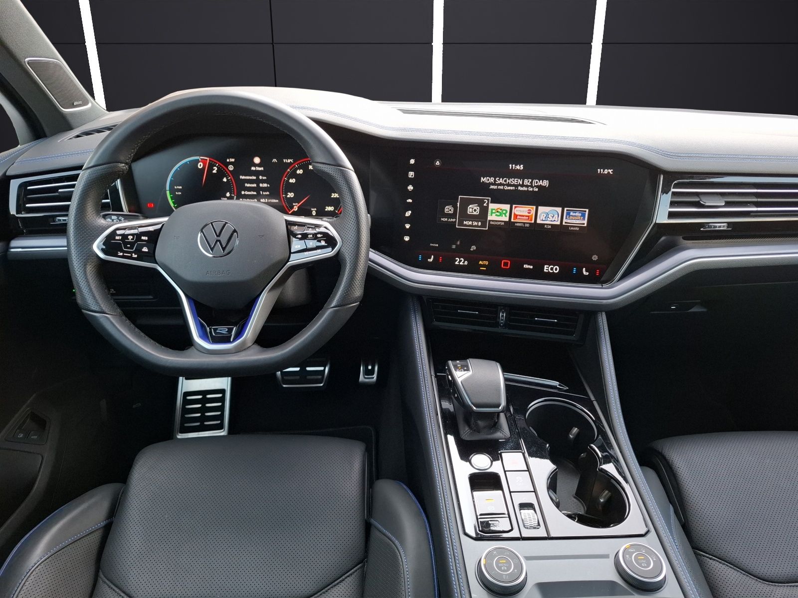 Fahrzeugabbildung Volkswagen Touareg TSI eHybrid R-Line 4M Matrix AHK Pano HU