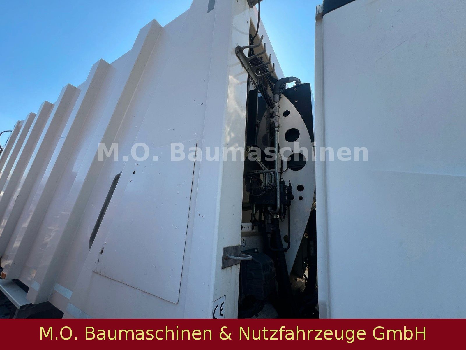 Fahrzeugabbildung Mercedes-Benz Antos  2532 /6x2/ L+L /Euro 5 / Brandschaden /