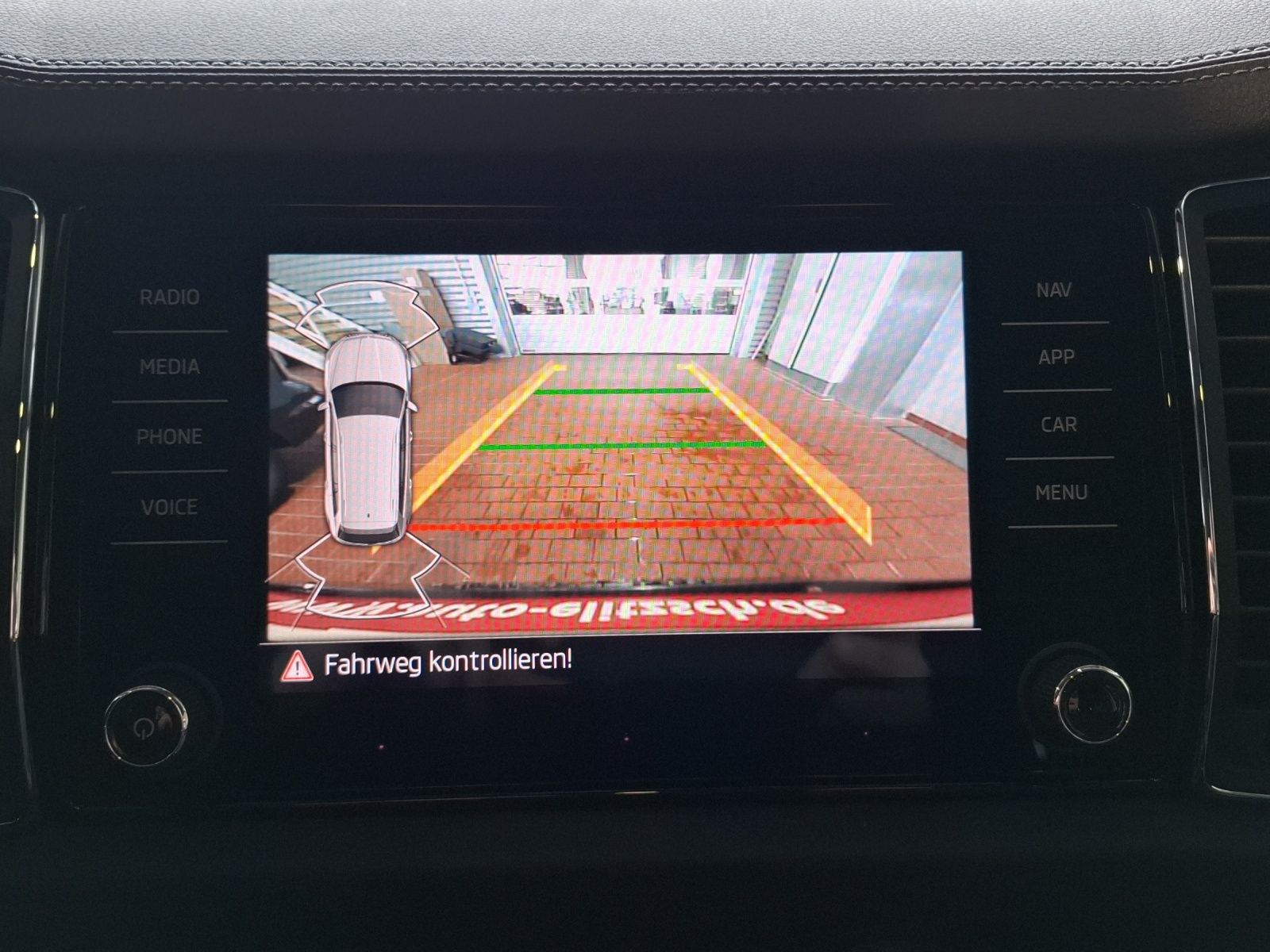 Fahrzeugabbildung SKODA Kodiaq TSI Tour DSG 4x4 Standhzg. Matrix AHK Nav