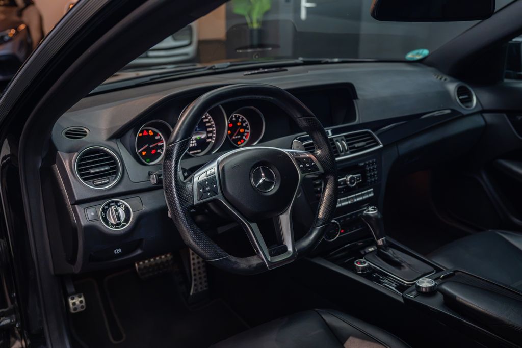 MERCEDES-BENZ C 63 AMG Coupe*H&K*PANO*LEDER*LED*MEMORY*DISTRON MERCEDES-BENZ C 63 AMG Coupe*H&K*PANO*LEDER*LED*MEMORY*DISTRON