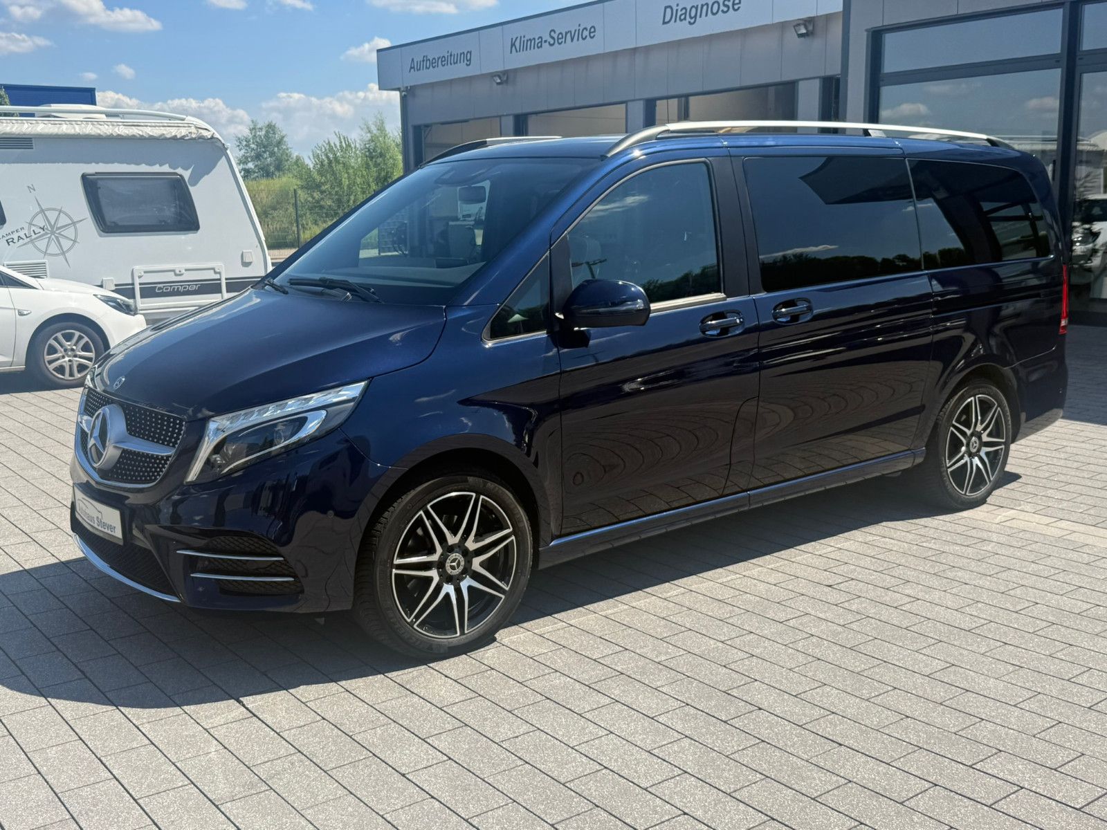 Fahrzeugabbildung Mercedes-Benz V 300d EDITION 4MATIC lang PANO AMG AHK 7-Sitzer