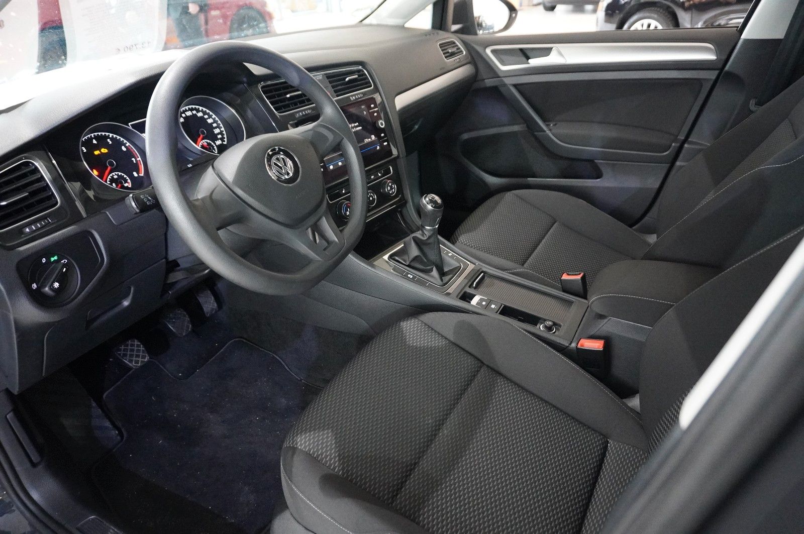 Fahrzeugabbildung Volkswagen Golf VII Lim. 1.0 TSI TRENDLINE NAVI/SHZ/PDC