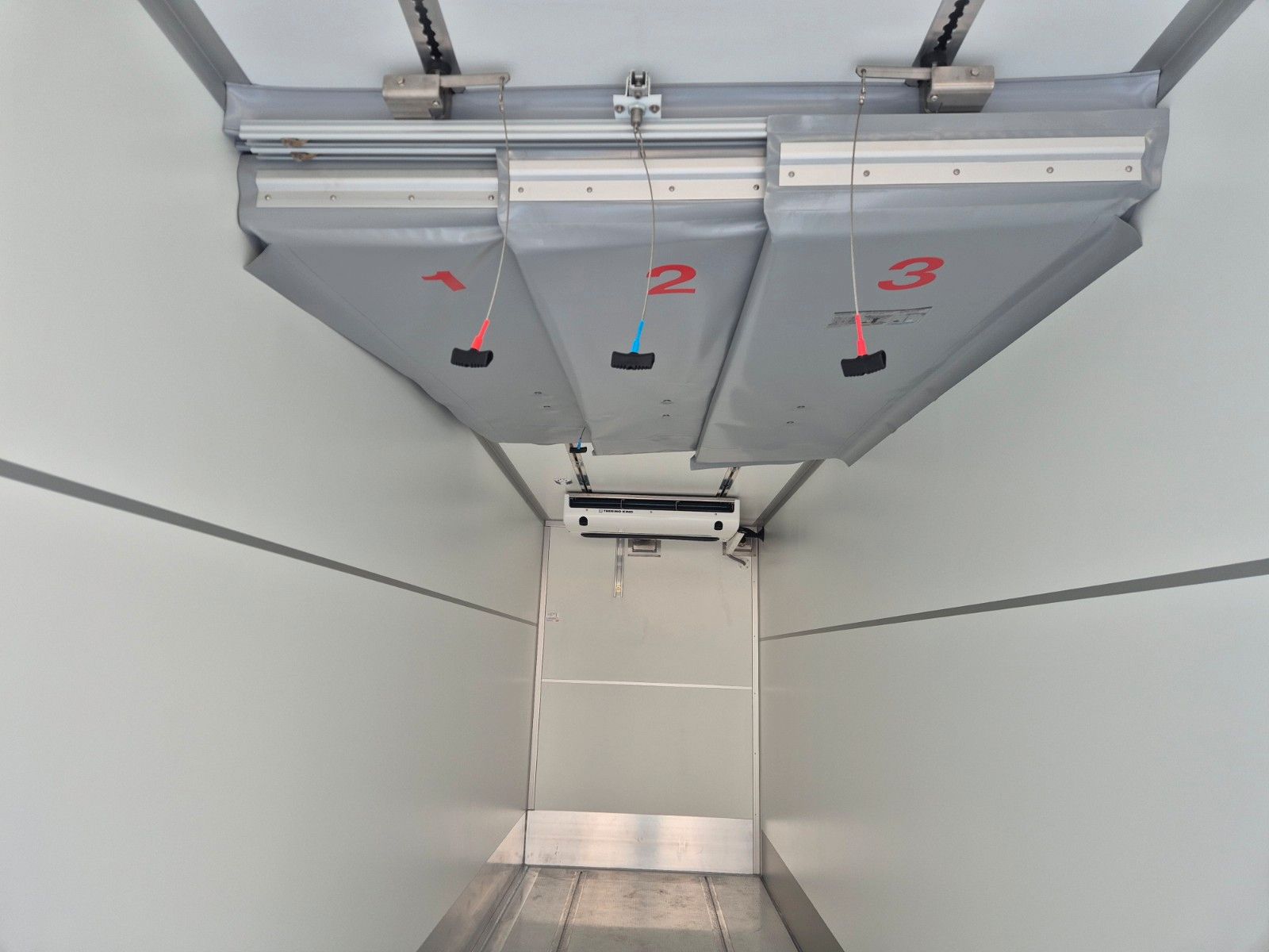 Fahrzeugabbildung Iveco Eurocargo ML160E28 ThermoKing R1200R LBW Tür AHK