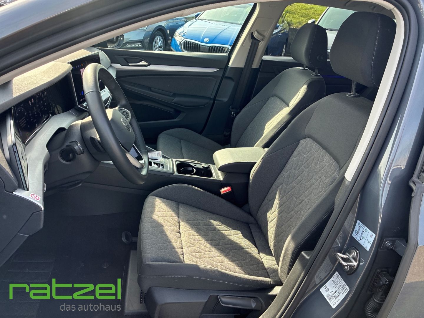 Fahrzeugabbildung Volkswagen Golf Variant 1.5 eTSI DSG Life  LED ACC Apple Ca