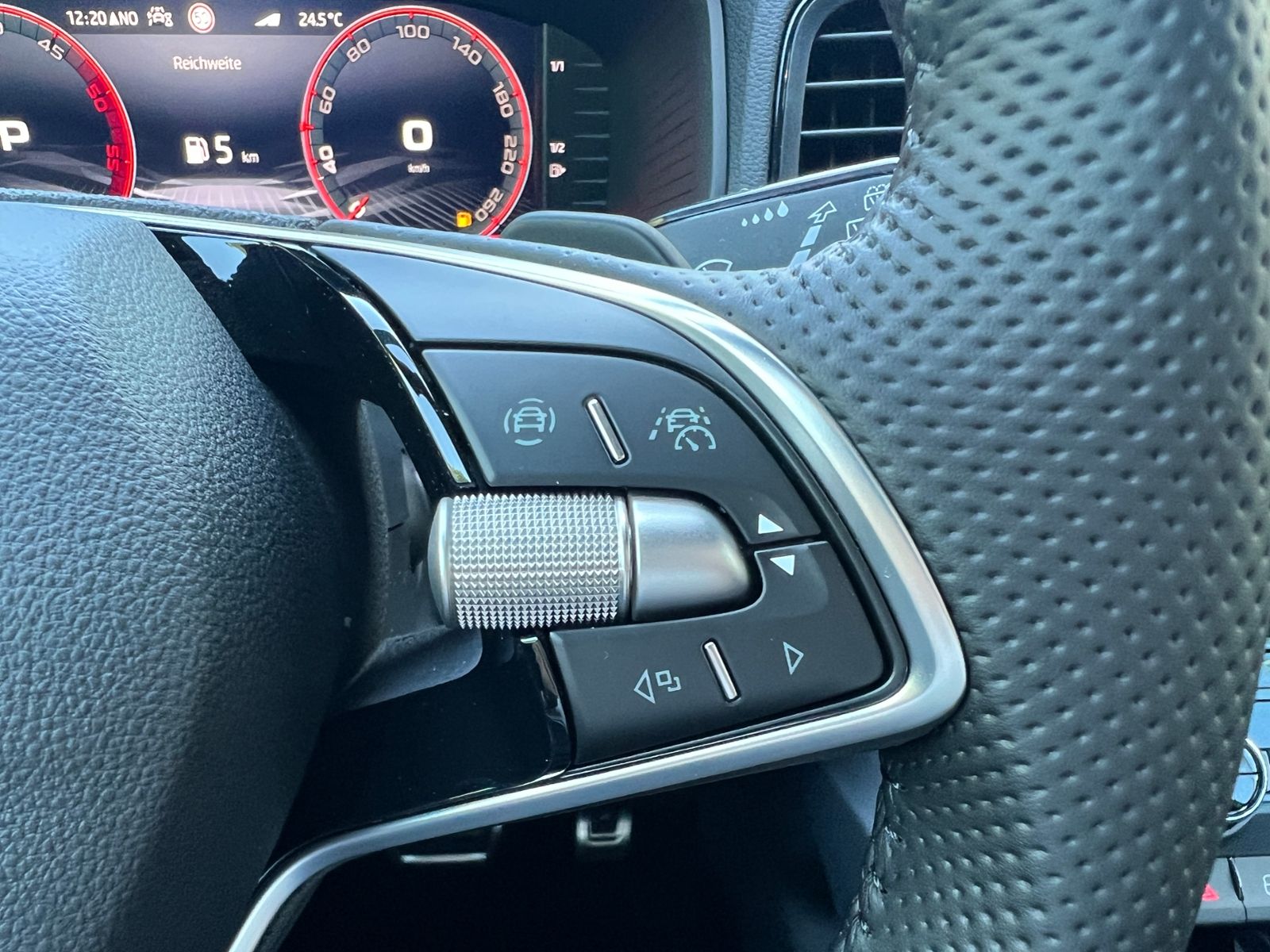 Fahrzeugabbildung SKODA Karoq Sportline 2.0 TDI DSG *AHK,Navi,TravelAssi