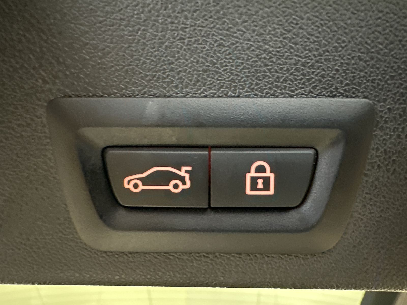 Fahrzeugabbildung BMW X6 xDrive40d M-Sport NAV+LASER+AHK+PANO+HEAD-UP