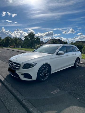 MERCEDES-BENZ Mercedes-Benz E220 AMG *TOP* Burmester/Mul...