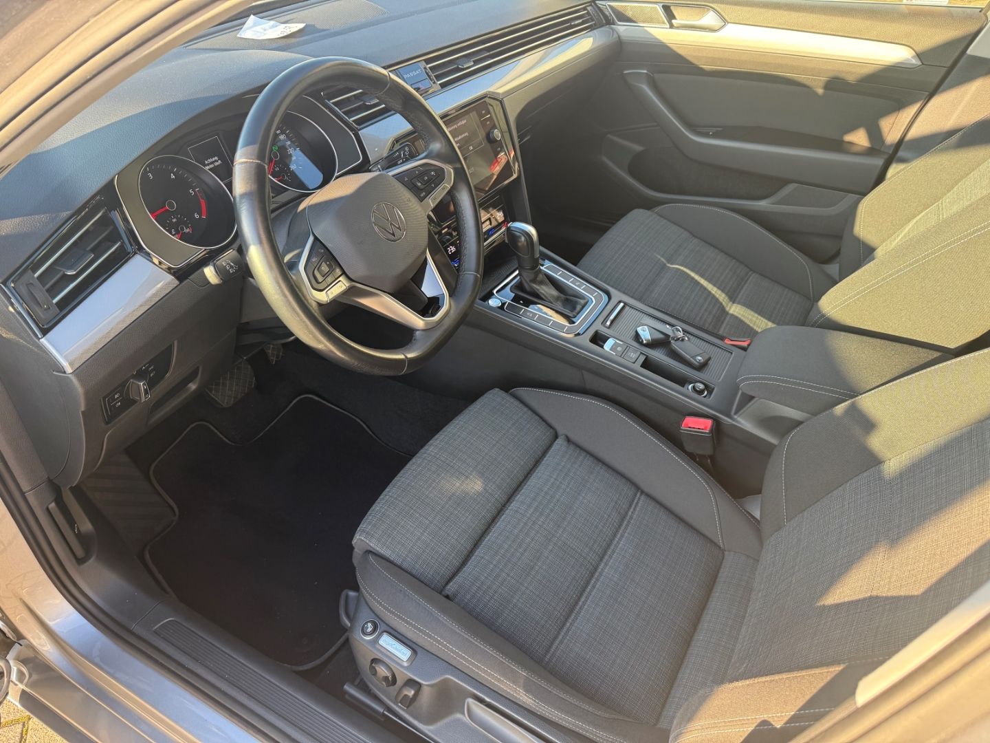 VW Passat Business AHK Navi LED ACC SHZ CarPlay And - Image 11