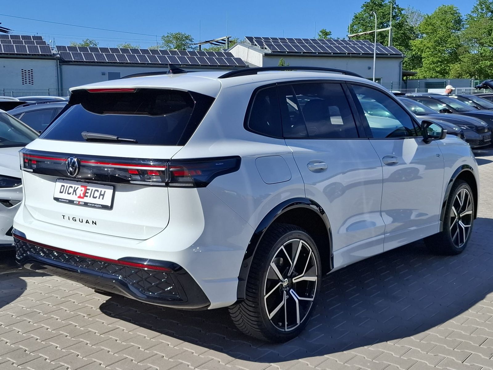 Fahrzeugabbildung Volkswagen Tiguan 2.0 TDI 4M R-Line BLACK*PAN*HK*AHK*MATRIX
