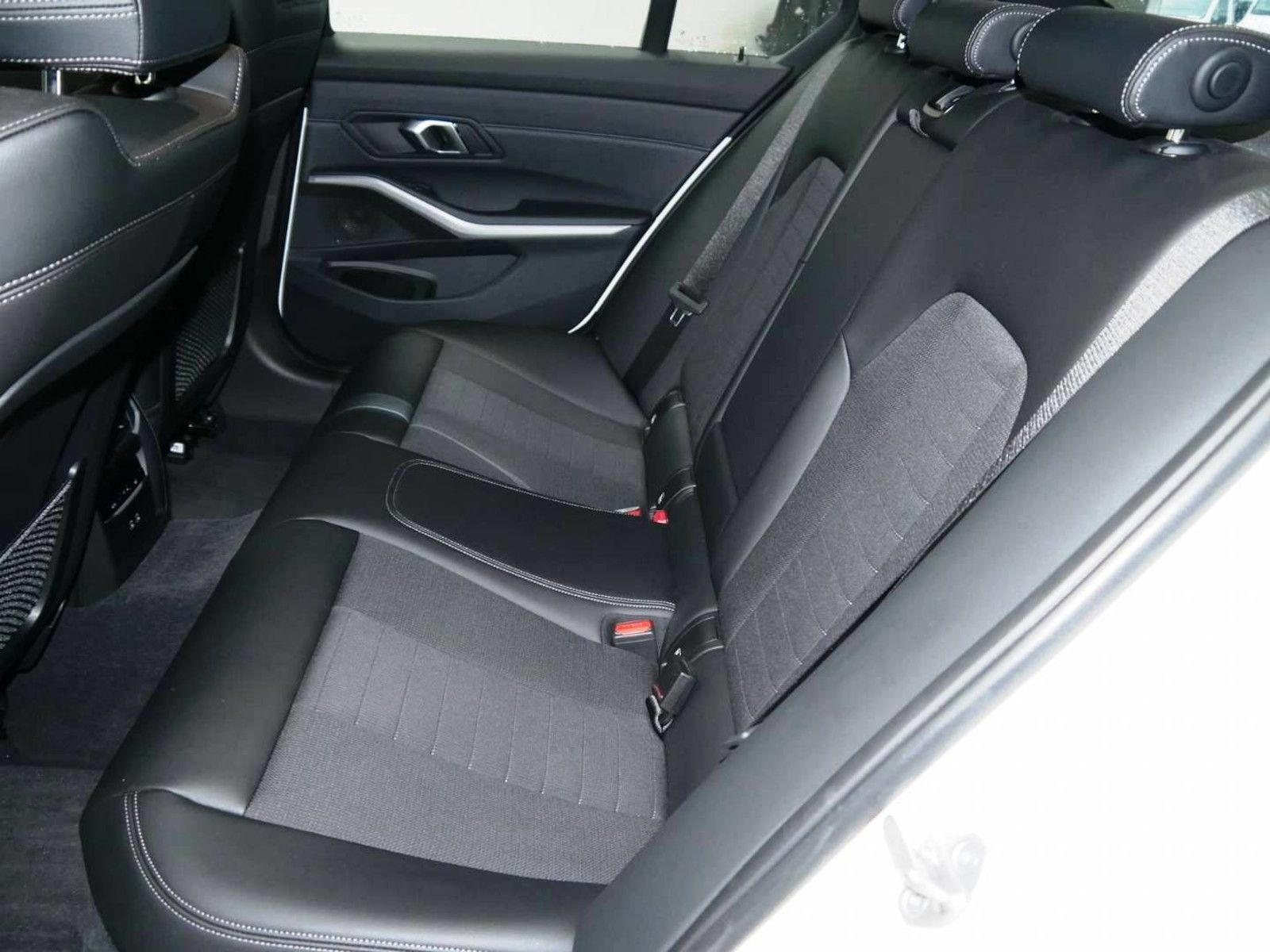 BMW 318i Sport Line Autom. LED Sound AmbienteLicht foto 7