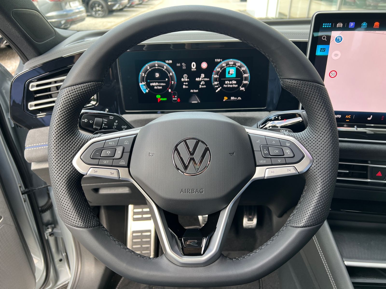 Fahrzeugabbildung Volkswagen Tiguan R-Line 1.5 eTSI DSG *AHK, IQ.Light, ACC,