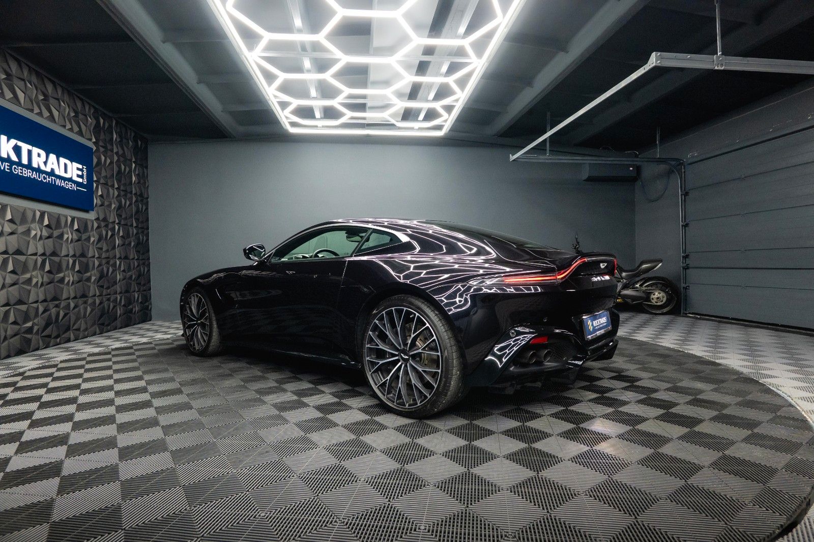 Fahrzeugabbildung Aston Martin V8 Vantage 4.0 V8 DB11 Coupe *1.Hand*360*Memory*