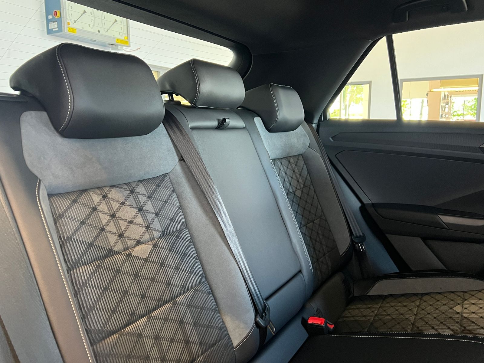 Fahrzeugabbildung Volkswagen T-Roc R-Line 1.5 TSI DSG *LED, Easy Open, 18"-LM