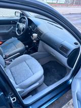 Volkswagen VW Golf 4 (Golf IV). - Volkswagen Golf aus 2000: Iv