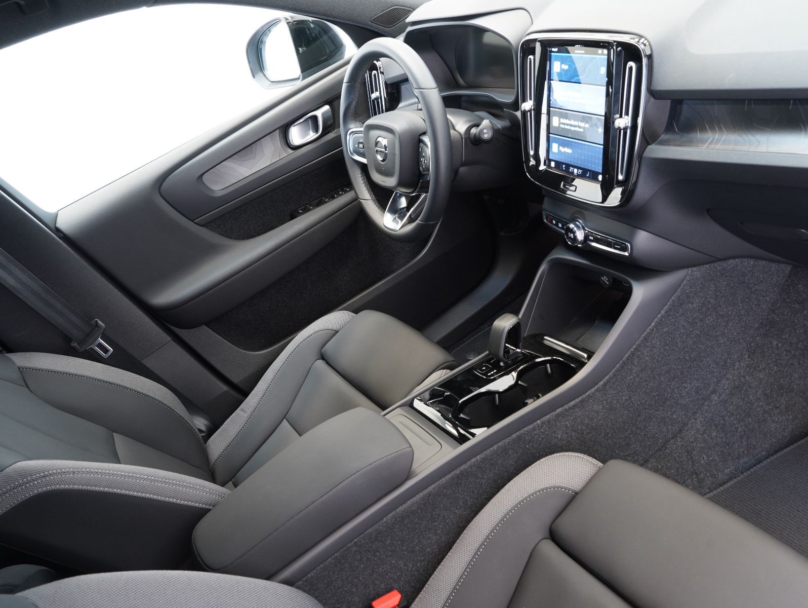 Fahrzeugabbildung Volvo XC40 Core Recharge Pure Electric AWD