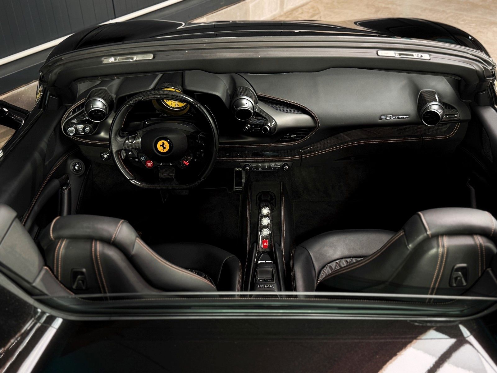 Fahrzeugabbildung Ferrari F8 Spider + Nero Daytona + Carbon + Lift + Garan