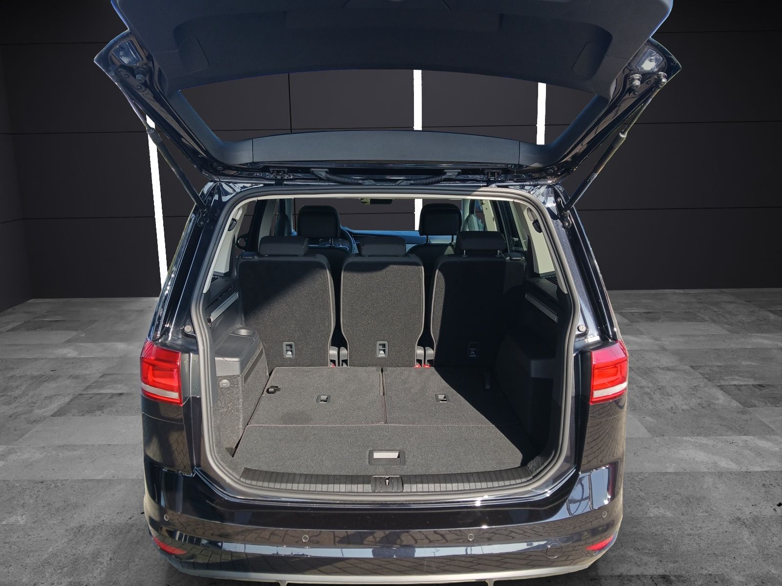 Fahrzeugabbildung Volkswagen Touran TSI Move DSG 7-Si Navi AID ACC PDC SH LM