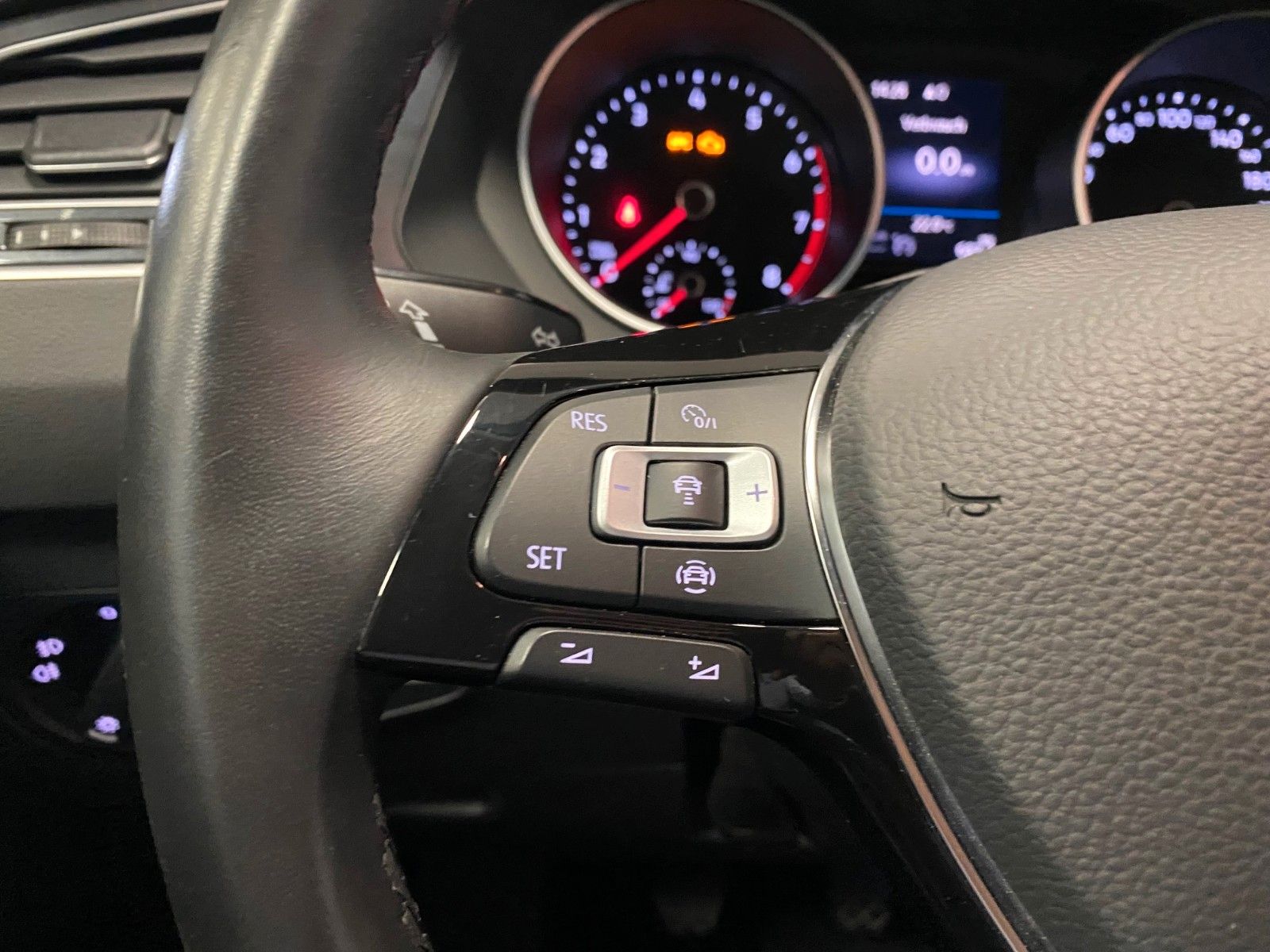 Fahrzeugabbildung Volkswagen Tiguan 1.5 TSI Comfortline+AHK+NAVIGATION+ACC+CD