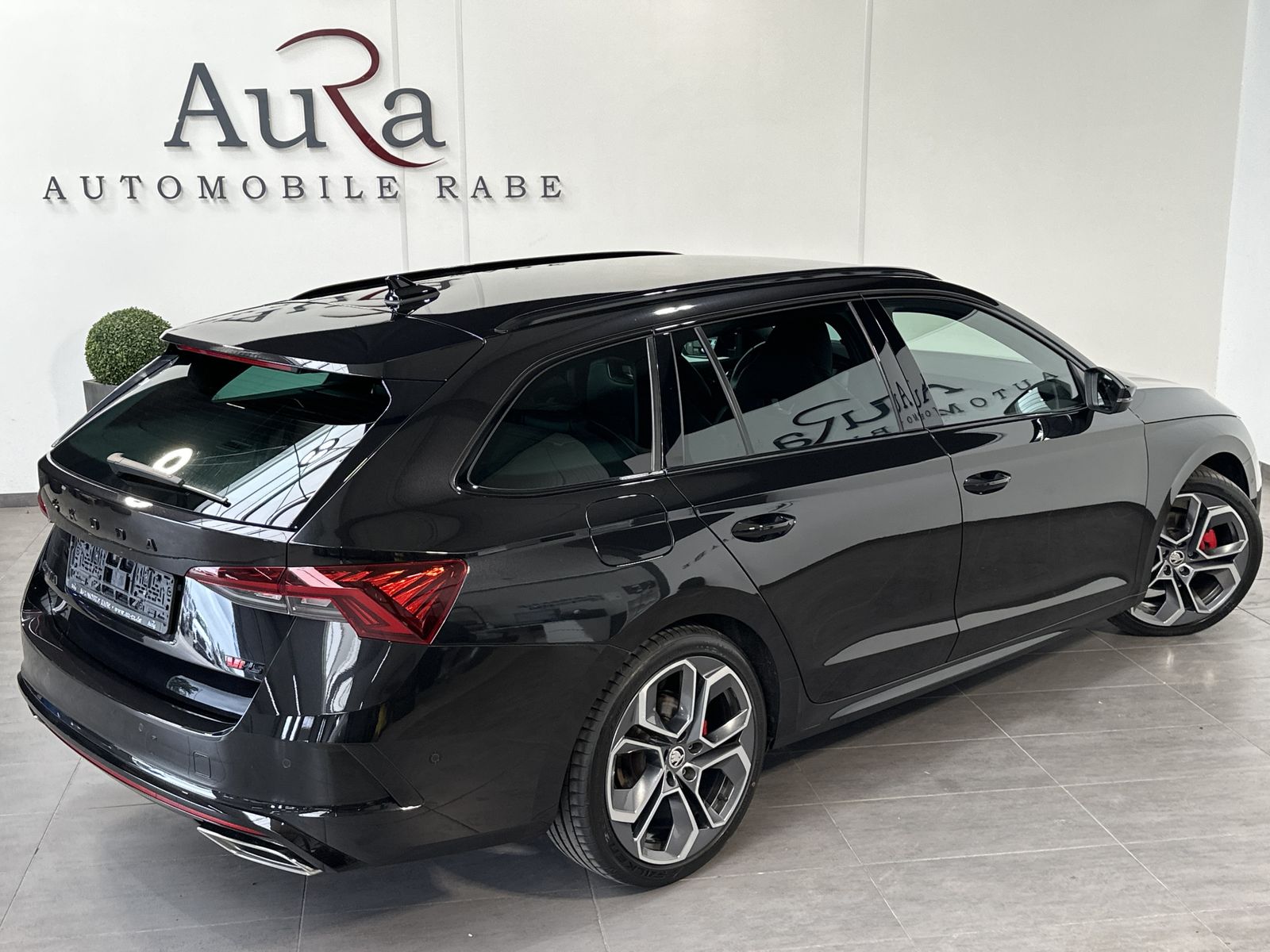 Fahrzeugabbildung SKODA Octavia Combi RS Plus NAV+LED+ACC+AHK+SHZ+CANTON