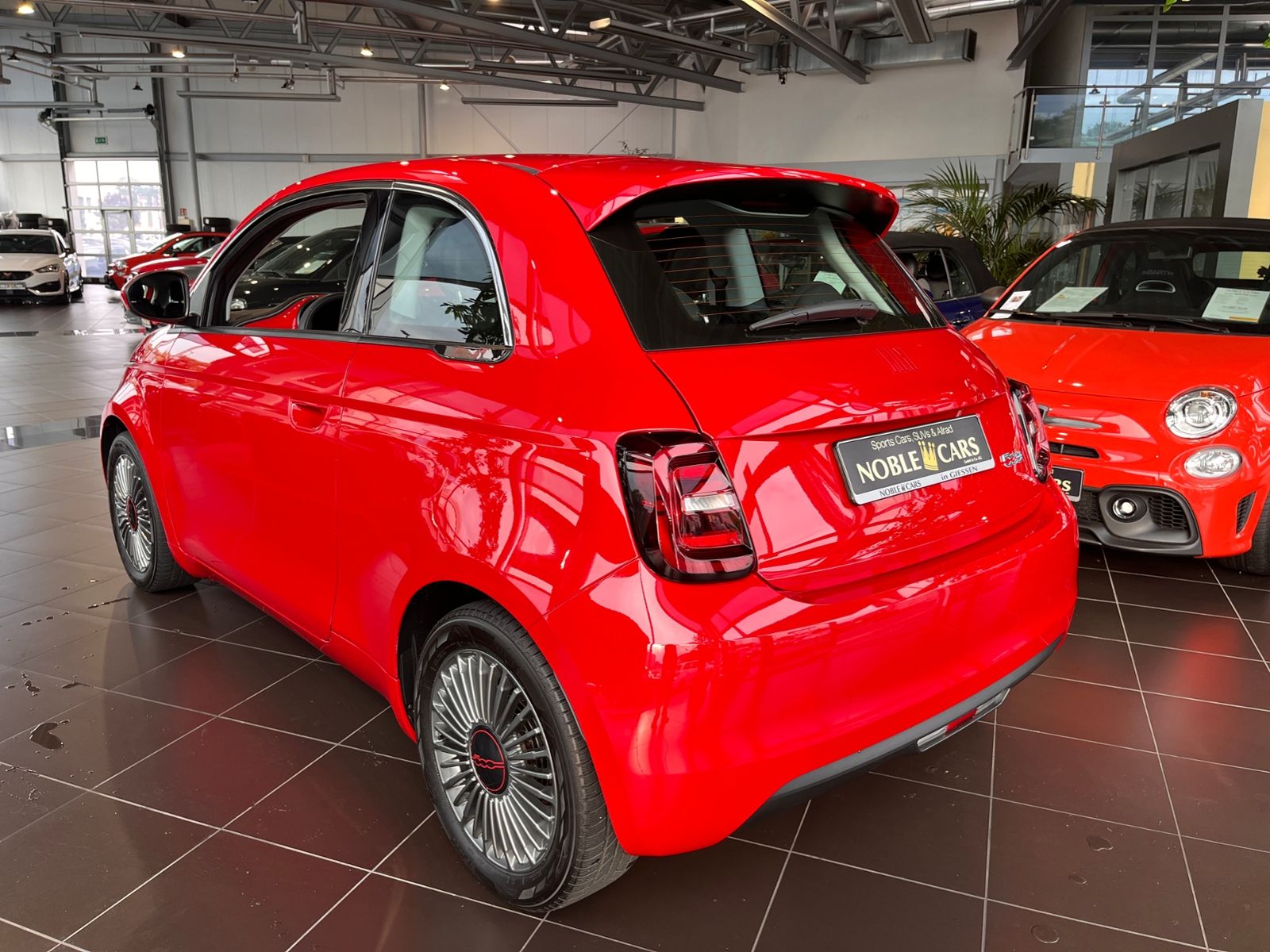 Fahrzeugabbildung Fiat 500e  42 kWh Akku Red NAVI KLIMA