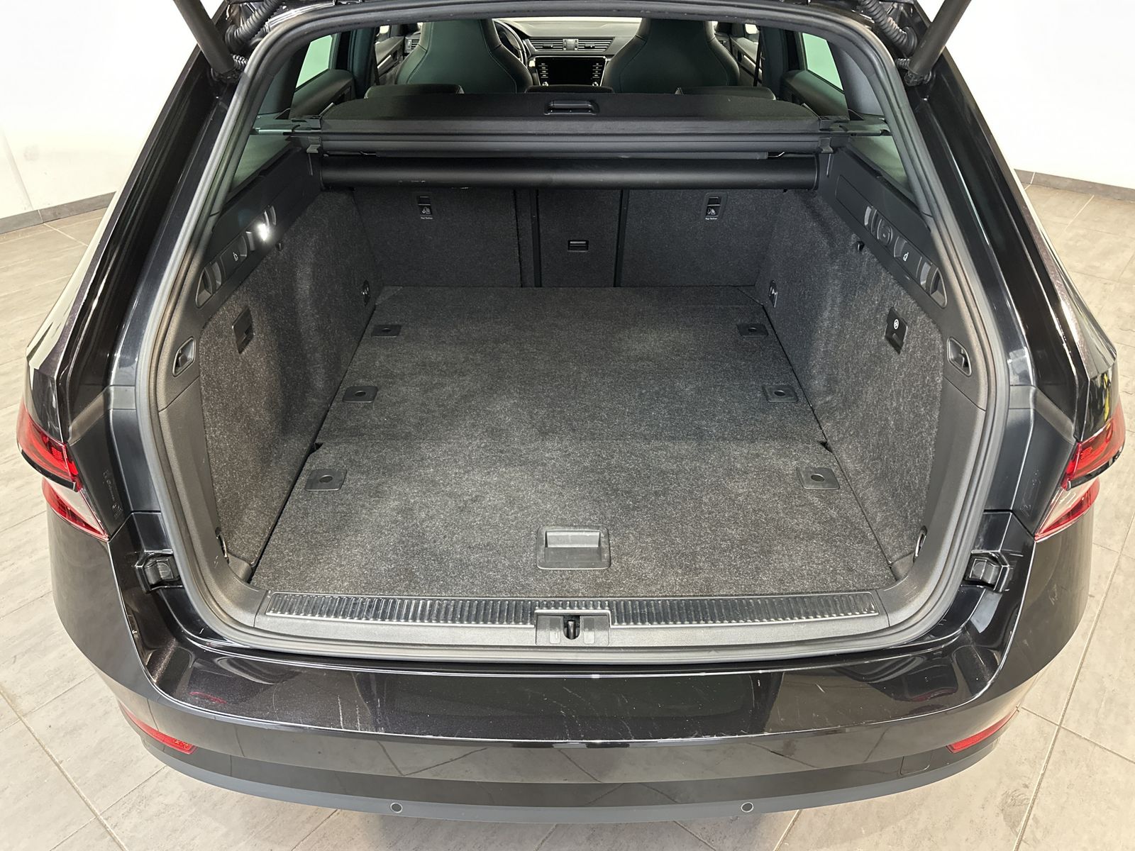 Fahrzeugabbildung SKODA Superb Combi 2.0 TDI DSG Sportline NAV+MATRIX+VC