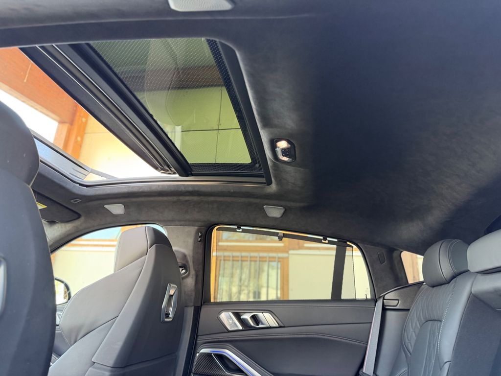 BMW X6 M60i/B&W/M-Paket Pro/Sky-Lounge/S-Belüftung BMW X6 M60i/B&W/M-Paket Pro/Sky-Lounge/S-Belüftung