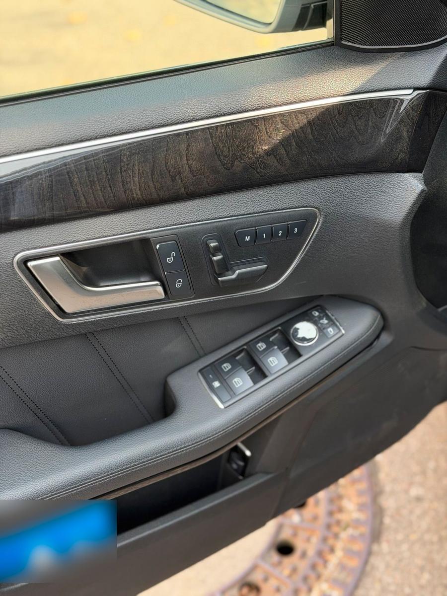 Mercedes-Benz E350 2011 — photo 10