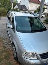 Volkswagen VW Touran 1.6 Automatik - Volkswagen Touran mit Benzin-Antrieb: Kleinbus, Automatik, 1.6