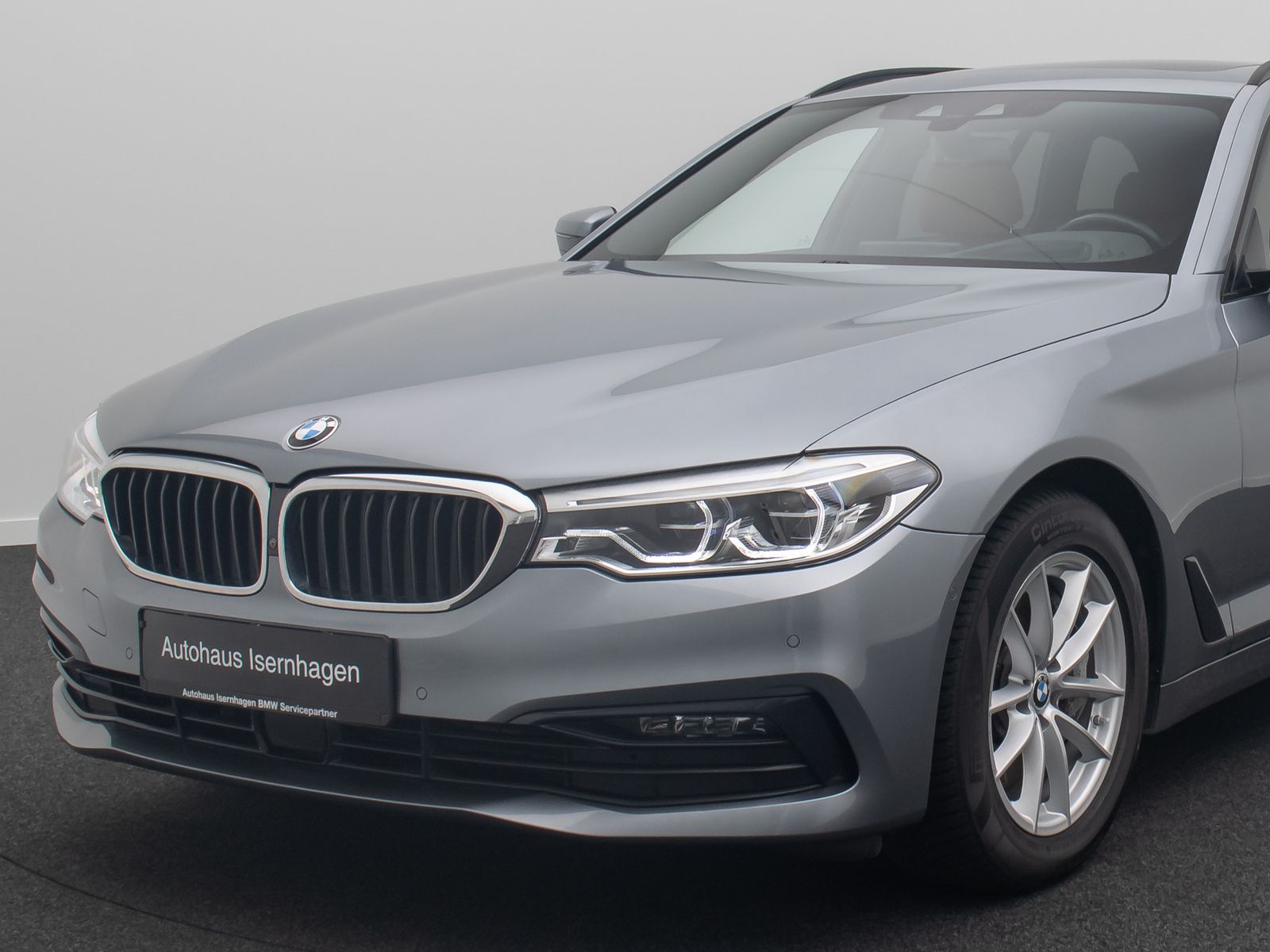 Fahrzeugabbildung BMW 540d xD SportLine 360&deg;HUD AHK DispKey SoftCl H/K