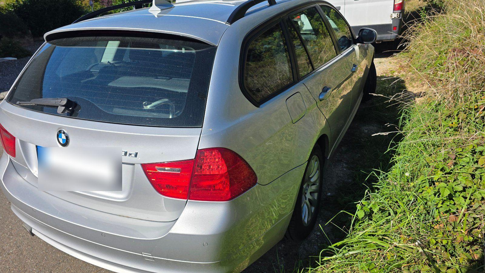 BMW 320 2009 — rear view