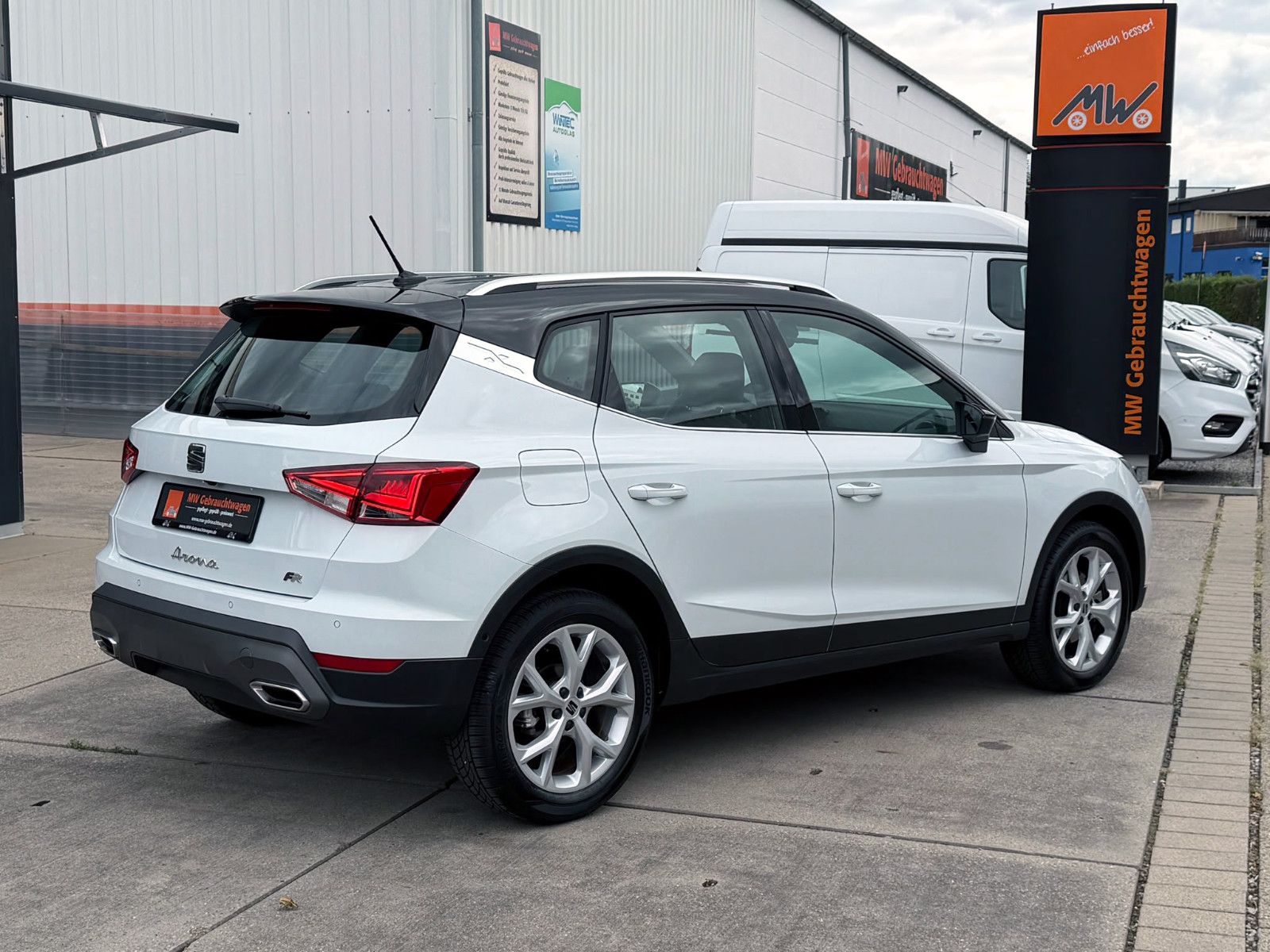 Fahrzeugabbildung SEAT Arona 1.0 TSI DSG FR ACC LED NAV PDC KAM SHZ