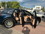 Porsche Cayenne E-Hybrid - - Porsche Cayenne mit Hybrid-Antrieb: Blau