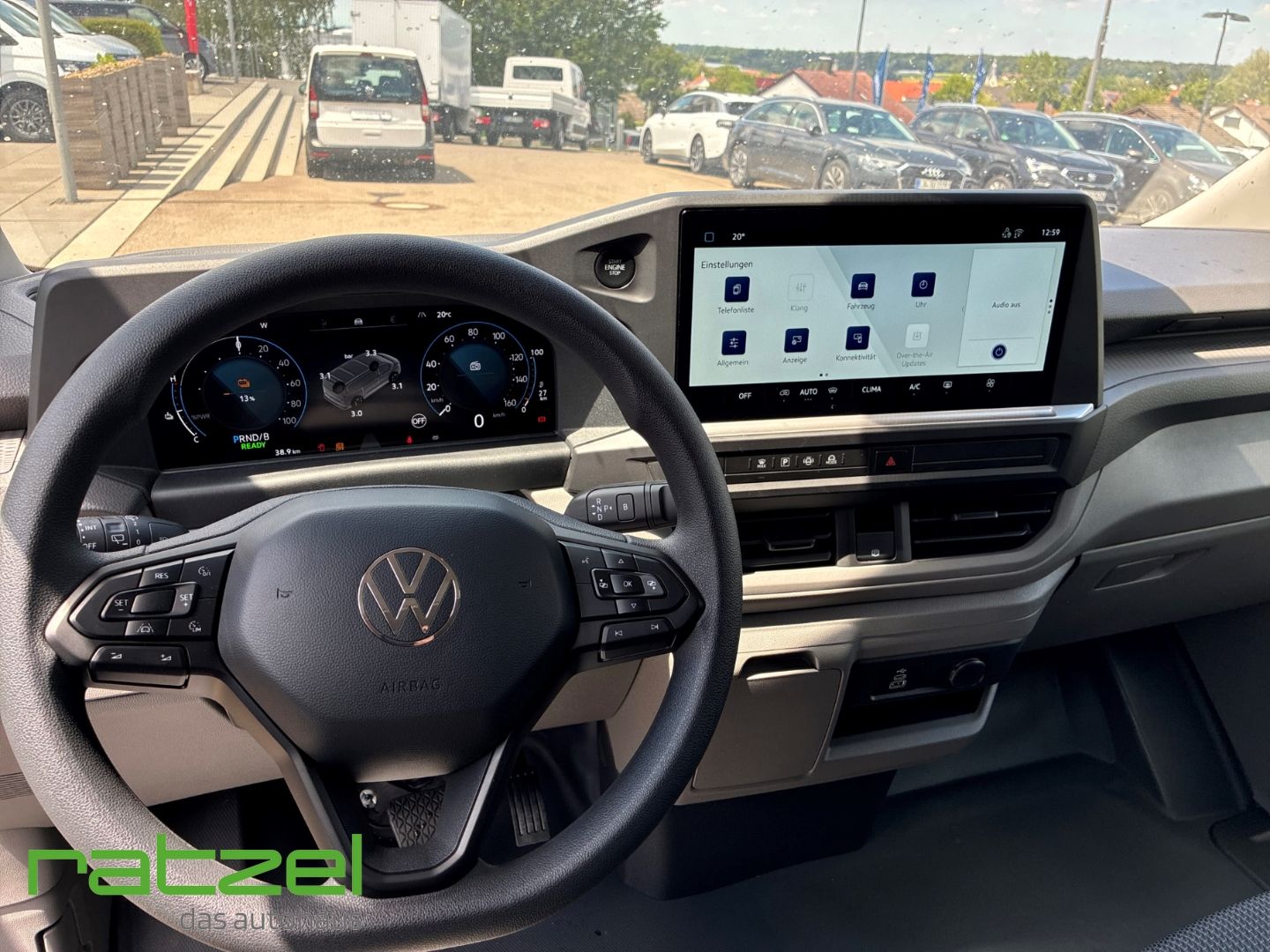 Fahrzeugabbildung Volkswagen T7 Caravelle BEV 100kW 9-Sitzer+Allwetter+ 64kWh