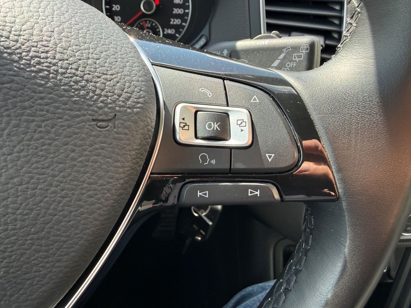 Fahrzeugabbildung Volkswagen Sharan Active Comfortline ACC SHZ Navi Dynau Bi-