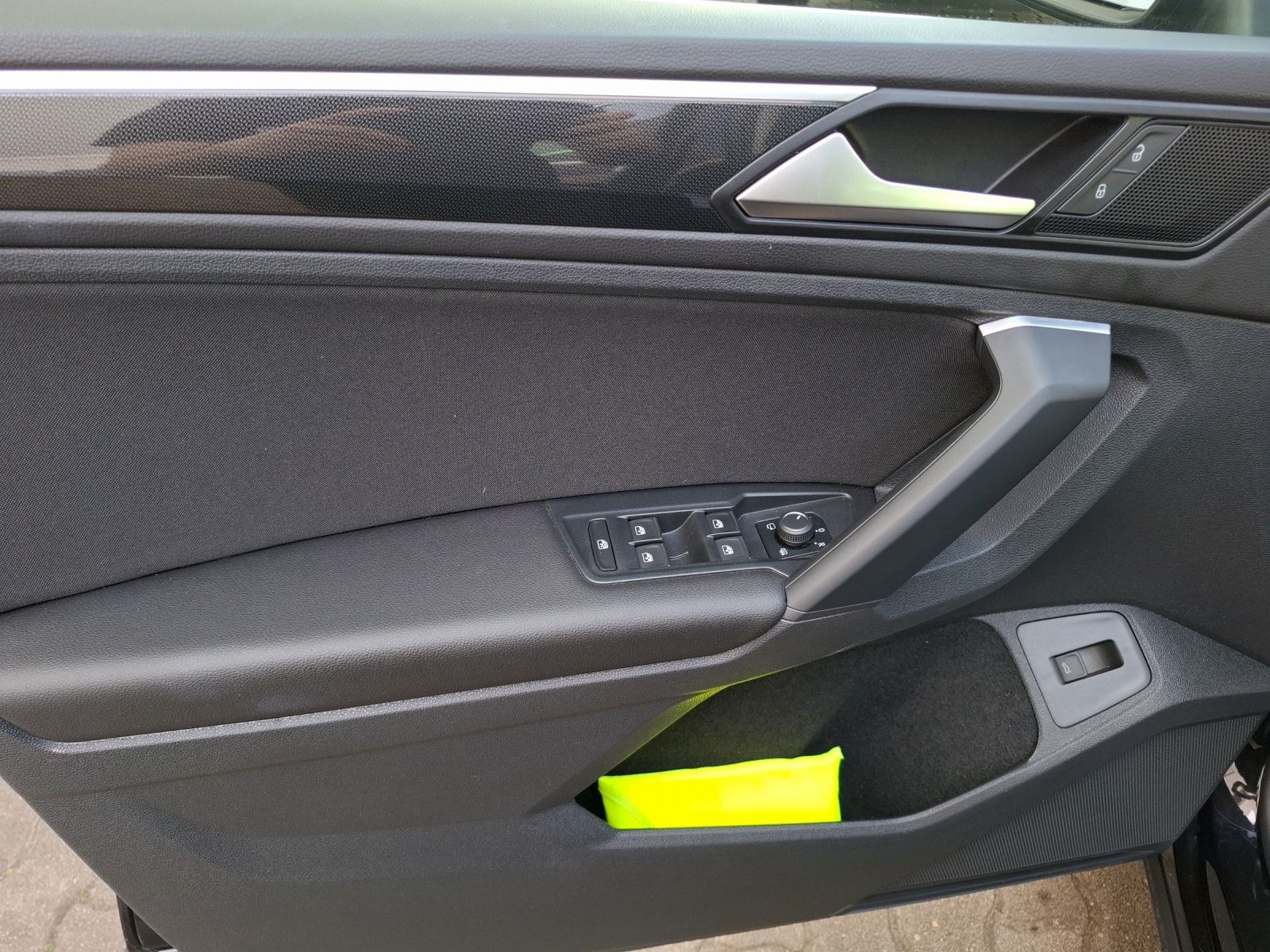 Fahrzeugabbildung Volkswagen Tiguan TDI Elegance 4M STH Matrix AHK Navi AID A