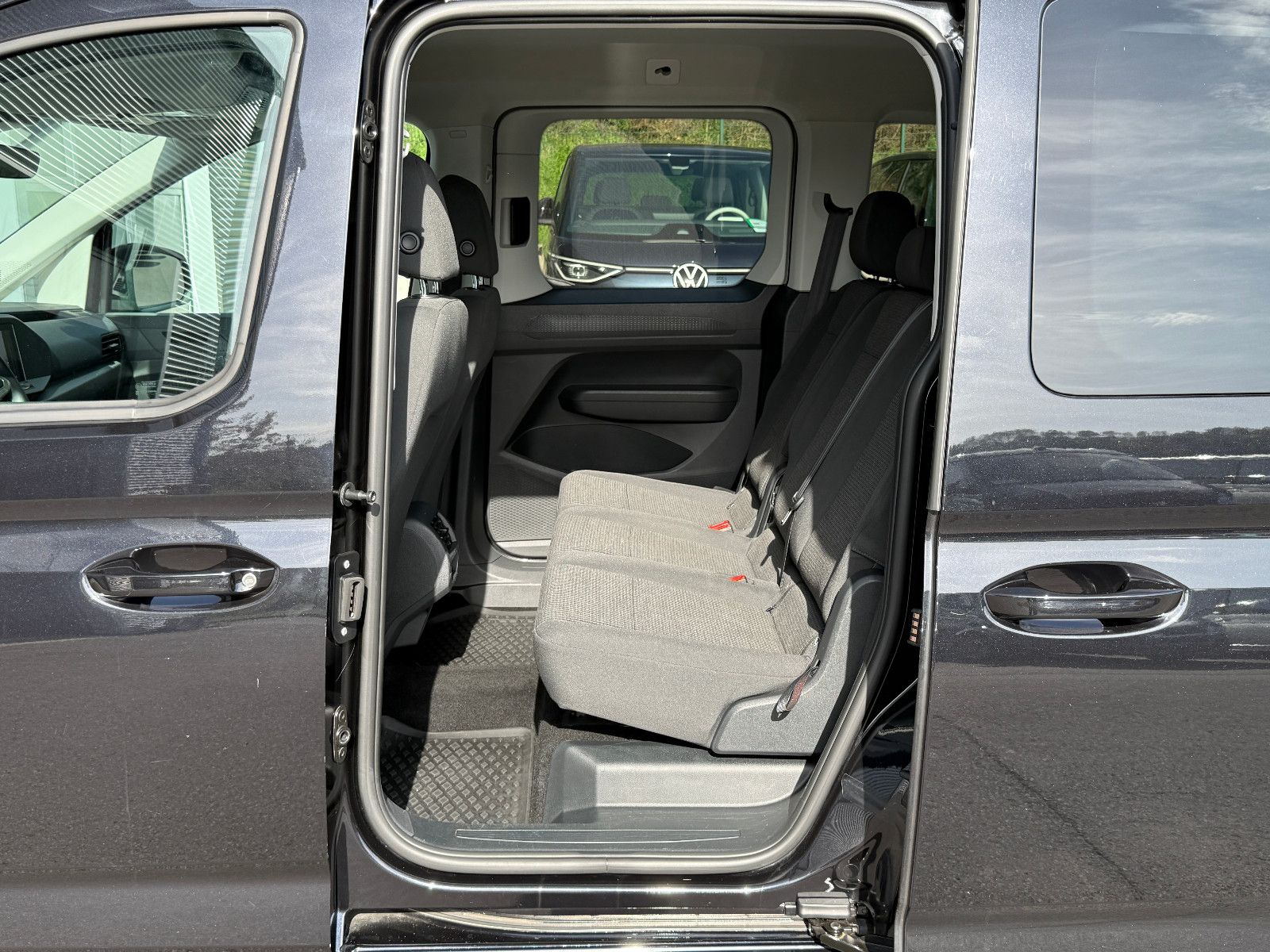 Fahrzeugabbildung Volkswagen Caddy 2.0 TDI DSG AHK DAB GRA Navi Kamera SHZ